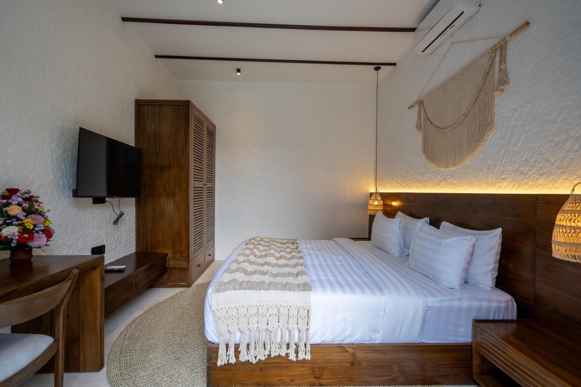 Villa Moonlight Evdekimi - Stylish 2br Escape With Tropical Garden And Pool - Long Extras *